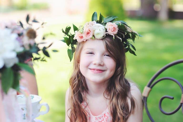 Tresser une couronne de fleurs pour fêter le printemps