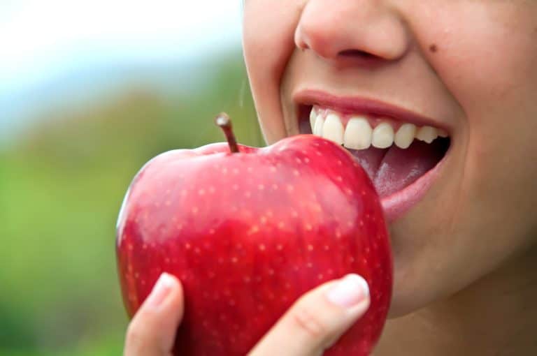 Des dents blanches pour un sourire éclatant