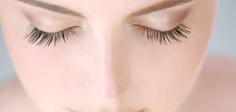 Des astuces pour avoir des cils plus longs
