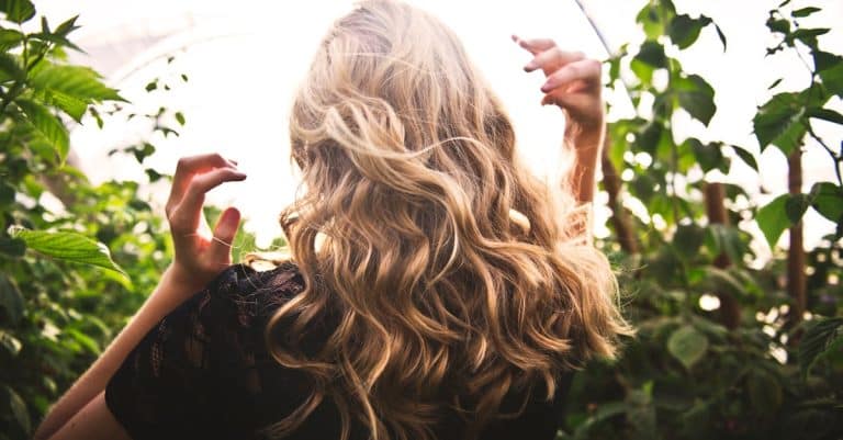 Vous cherchez des soins capillaires bio adaptés aux cheveux bouclés ?