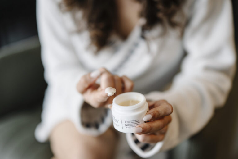 Les cosmétiques bio sont-ils adaptés aux peaux acnéiques ?