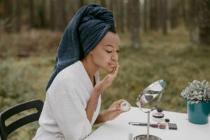 Quels produits de beauté bio sont adaptés aux femmes actives en plein air ?