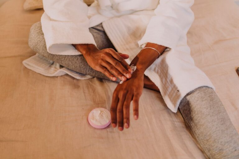 Des soins du corps bio bien rangés pour une routine tenable